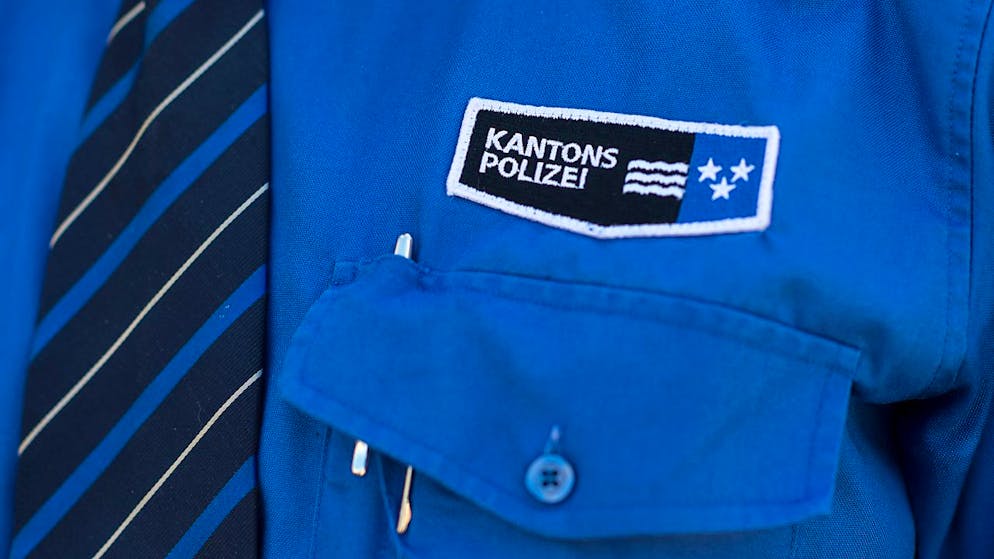 Mehrere Polizeipatrouillen rückten aus und stellten gemäss Mitteilung fest, dass beim Haus ein Fenster eingeschlagen war. (Symbolbild)