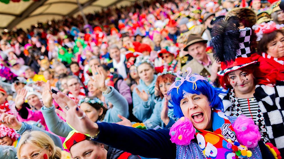 Karnevalisten feiern an Weiberfastnacht die Eröffnung des Straßenkarnevals in Köln. Foto: Rolf Vennenbernd/dpa