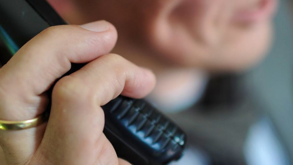 Die falschen Polizisten melden sich bei ihren Opfern per Telefon. (Symbolbild)