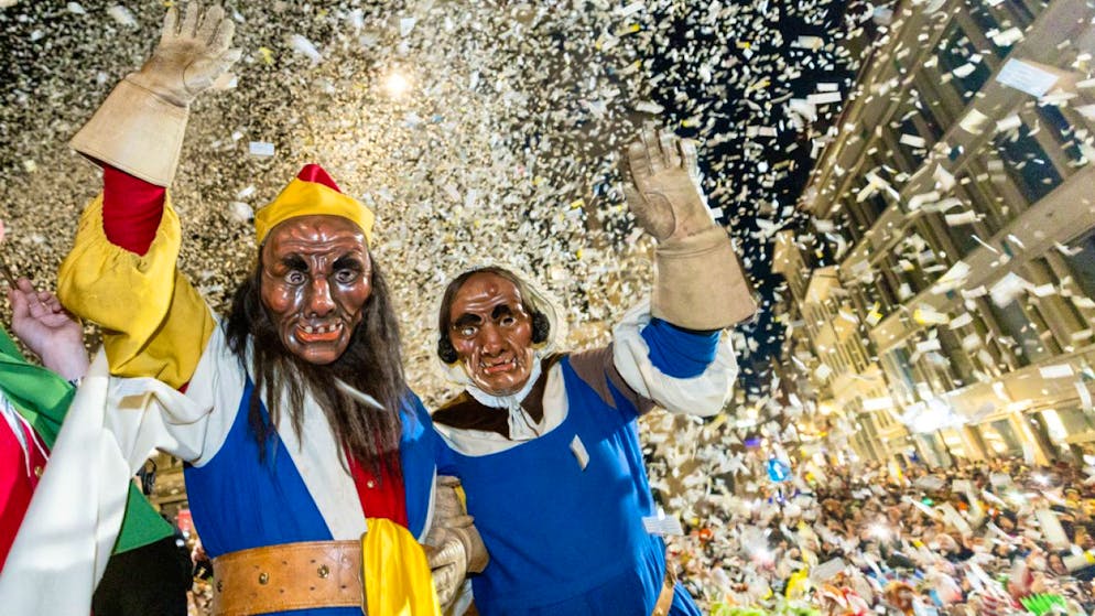 Fasnacht nach Urknall schon voll im Gang - Gallery. Die Fritschi Familie geniesst den 'Fötzeliräge' auf dem Kapellplatz an der Fritschi-Tagwache der Luzerner Fasnacht.