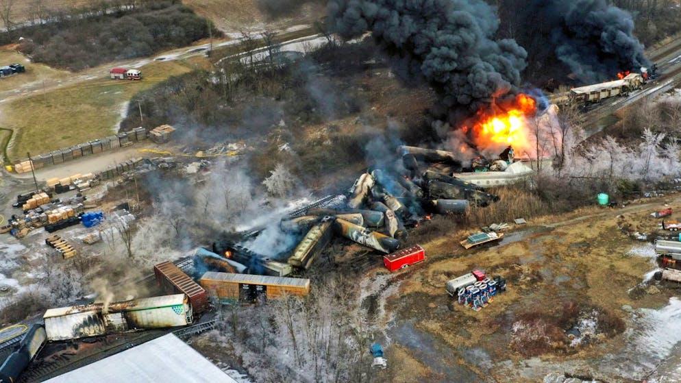 dpatopbilder - Nach der Entgleisung eines mit gefährlichen Chemikalien beladenen Güterzuges im US-Bundesstaat Ohio drohen mögliche Umweltschäden. Foto: Gene J. Puskar/AP/dpa