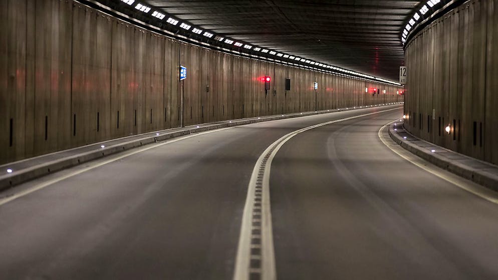 Ein Tunnel von Schwyz nach Pfäffikon wäre noch länger als der hier abgebildete Gotthardstrassentunnel. (Archivaufnahme)