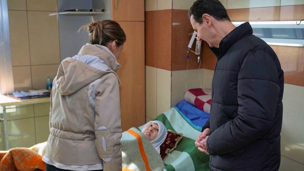 HANDOUT - «Der Krieg, der Ressourcen erschöpfte und Fähigkeiten schwächte, hat der syrischen Gesellschaft die Erfahrung gegeben, um mit dem Erdbeben umzugehen»: Baschar al-Assad und seine Frau Asma besuchen eine verletztes Erdbebenopfer am Krankenbett in Aleppo. Foto: Uncredited/SANA/AP/dpa - ACHTUNG: Nur zur redaktionellen Verwendung im Zusammenhang mit der aktuellen Berichterstattung und nur mit vollständiger Nennung des vorstehenden Credits