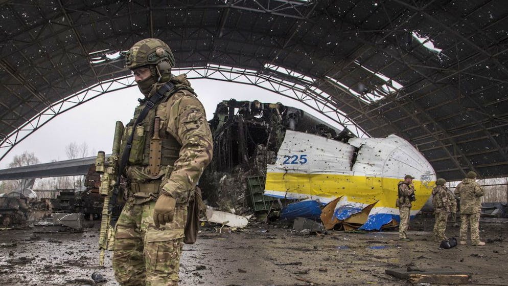 Chronik des Kriegsausbruchs: Der 24. Februar 2022 in Bildern. <strong>16:36 Uhr</strong> – 20 russische Hubschrauber landeten in der Nähe von Kiew auf dem Flugplatz Hostomel. 