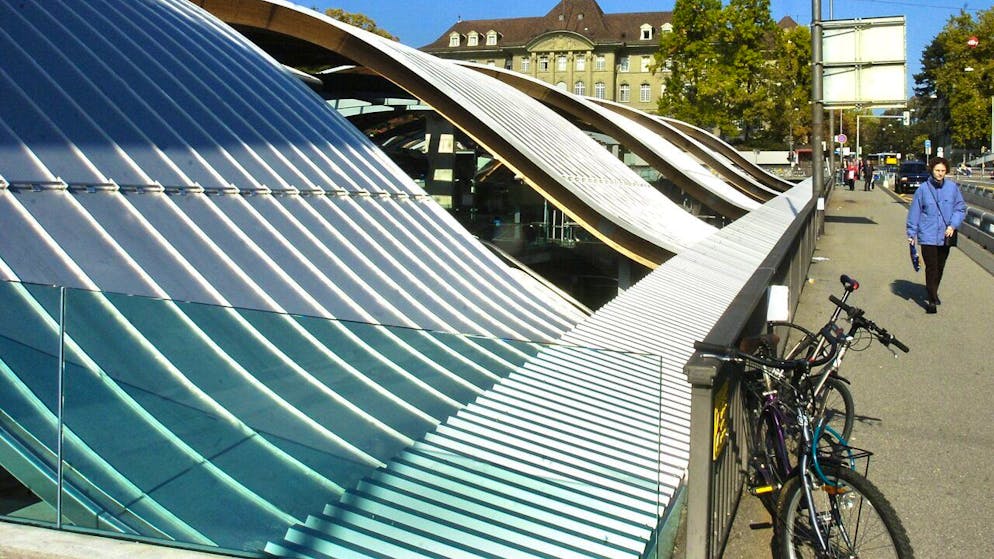 Velos beim Bahnhofzugang Welle: mit einer direkten Anbindung an die Gleise will die Stadt die Velostation beim PostParc attraktiver machen. (Archivbild)