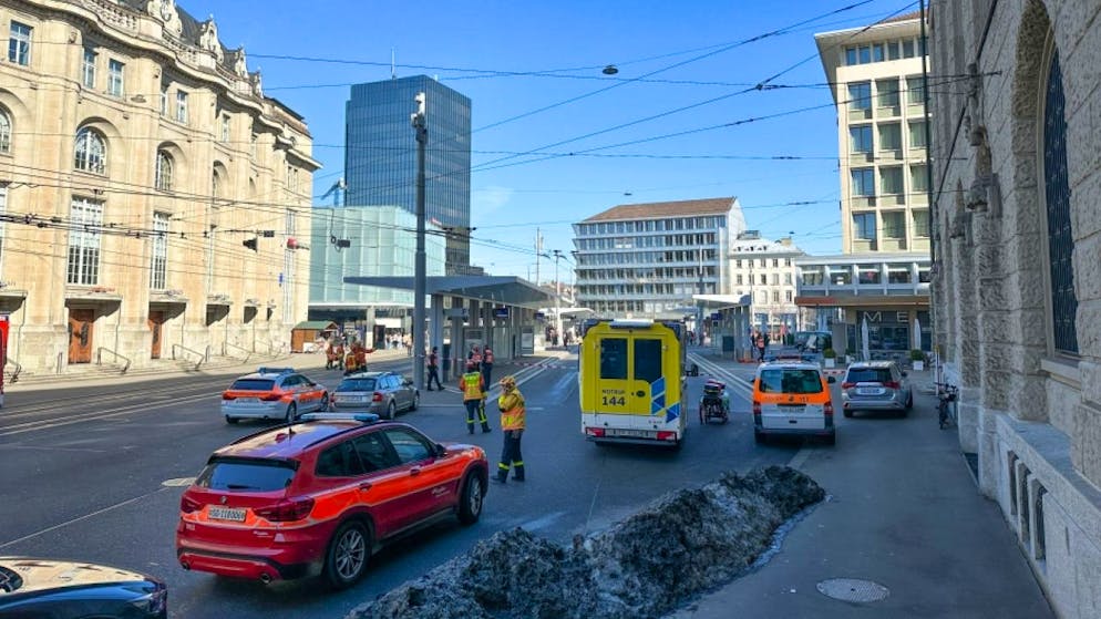 Weshalb eine 31-jährige Frau aus ihrem Zimmer im obersten Stockwerk eines Hotels am St. Galler Bahnhofplatz auf das Fenstersims kletterte, ist bislang noch unklar.