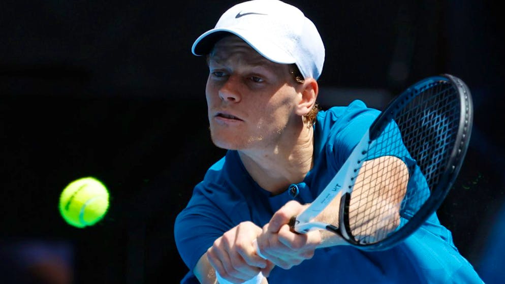 Jannik Sinner spielt die Rückhand beidhändig. Der 21-jährige Italiener steigt als Favorit ins Duell gegen Stan Wawrinka.
