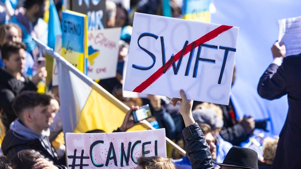 Chronik des Kriegsausbruchs: Der 24. Februar 2022 in Bildern. <strong>17:04 Uhr</strong> – «Brutale Sanktionen der EU gegen Russland sind bereits im Gange. Wir fordern die Trennung Russlands von SWIFT, die Einführung ohne Flugzone über der Ukraine und andere wirksame Schritte, um den Aggressor zu stoppen», schrieb der Präsident der Ukraine, Wolodymyr Selenskyj.