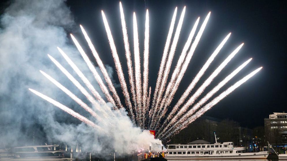 Fasnacht nach Urknall schon voll im Gang - Gallery. Der Urknall morgens um 5.00 Uhr über dem Luzerner Seebecken an der Fritschi-Tagwache eröffnet die Luzerner Fasnacht am Schmutzigen Donnerstag.