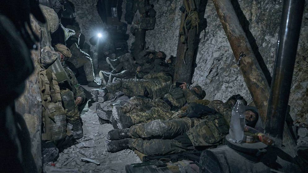 Solddaten einer ukrainischen Spezialeinheit ruhen sich bei Bachmut in einem Schützengraben aus. (AP Photo/Libkos)