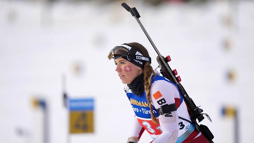 Bittere Enttäuschung für Schweizer Single-Mixed-Staffel - Gallery. Lena Häcki-Gross verlässt den Schiessstand mit enttäuschtem Gesichtsausdruck.