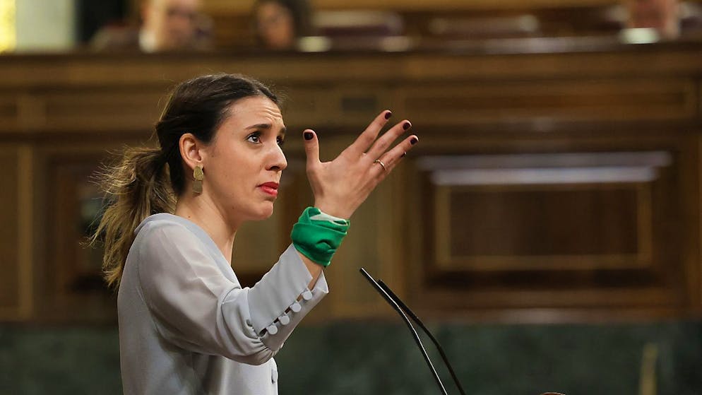 Die spanische Gleichstellungsministerin Irene Montero spricht während einer Plenarsitzung im Abgeordnetenhaus in Madrid. Das Transgender-Gesetz und das Abtreibungsgesetz wurden verabschiedet. Foto: Marta Fernández Jara/EUROPA PRESS/dpa