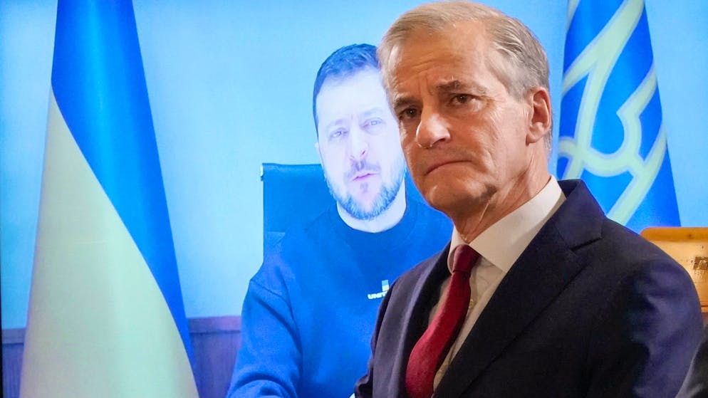 Ministerpräsident Jonas Gahr Støre hört am 16. Februar in Oslo Wolodymyr Selenskyj zu.