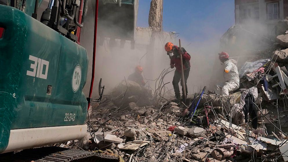 dpatopbilder - Rettungskräfte suchen nach Überlebenden in Kahramanmaras. Foto: Hussein Malla/AP/dpa