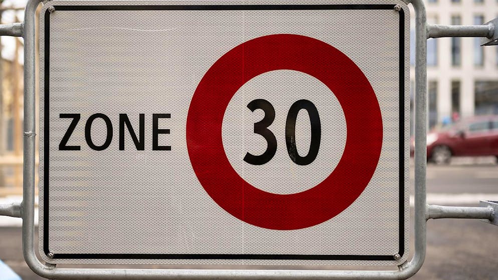 In einem ersten Schritt soll ab Frühling 2024 auf fast allen Hauptstrassen in der Stadt St. Gallen nachts von 22 bis 6 Uhr nur noch 30 km/h schnell gefahren werden. (Symbolbild)