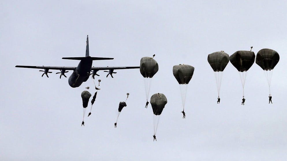 Chronik des Kriegsausbruchs: Der 24. Februar 2022 in Bildern. <strong>11:44 Uhr</strong> – In der Nähe von Cherson springen russische Truppen aus dem Flugzeugträger.