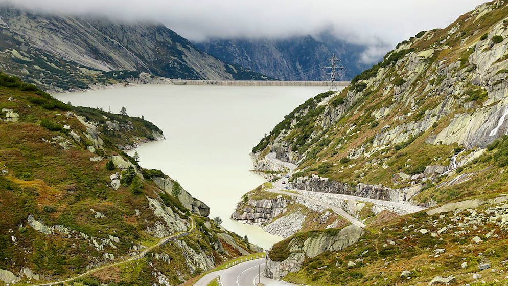 Kraftwerke Oberhasli bauen Solaranlagen auf Grimsel-Staumauern - Gallery. Die Staumauer des Räterichbodensees an der Grimsel soll ebenfalls mit Solarpanels versehen werden. (Archivbild)