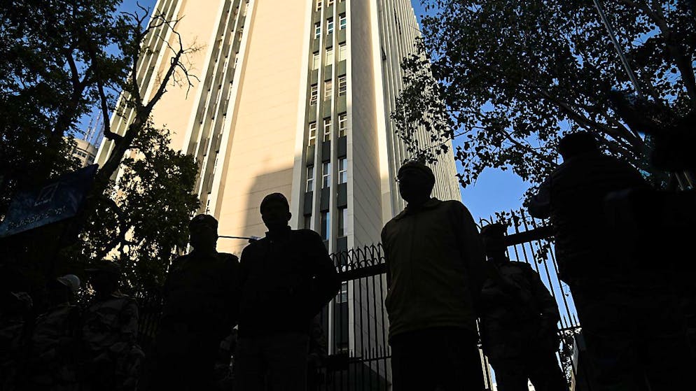 Sicherheitskräfte stehen vor dem Bürogebäude, in dem Büros der britischen BBC untergebracht sind. Lokale Steuerbehörden haben nach eigenen Angaben Unregelmäßigkeiten bei den Büros des britischen Senders gefunden. Foto: Kabir Jhangiani/ZUMA Press Wire/dpa