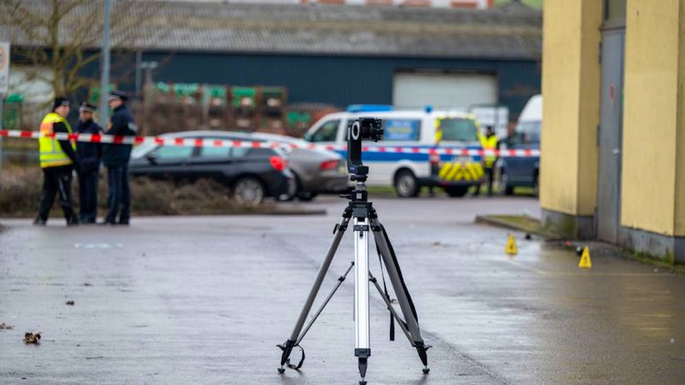 Eine Spezialkamera scannt Bereiche eines Tatorts um eine Discothek. Dort haben in der Nacht etwa 40 Personen mehrere Polizisten angegriffen und teilweise verletzt. 