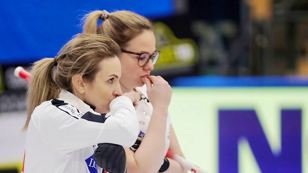 Silvana Tirinzoni (vorne) und Alina Pätz traten an der SM bislang souverän auf