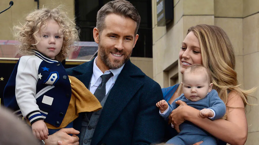 Leonardo DiCaprio will sein Dating-Verhalten überdenken. Die Beziehung mit Blake Lively hielt nicht lange, sie scheint inzwischen jedoch ihren Traumpartner gefunden zu haben: Ryan Reynolds. Das Paar begrüsste jüngst erst ihr viertes gemeinsames Kind.