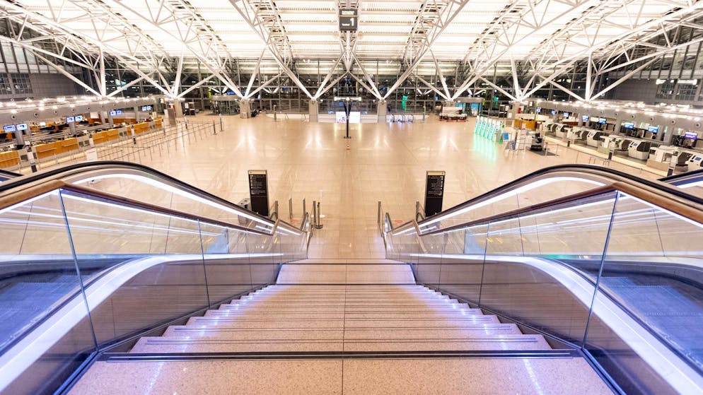 Die angekündigten Warnstreiks haben in der Nacht auf Freitag begonnen. Das Terminal 1 des Münchner Flughafens ist menschenleer.