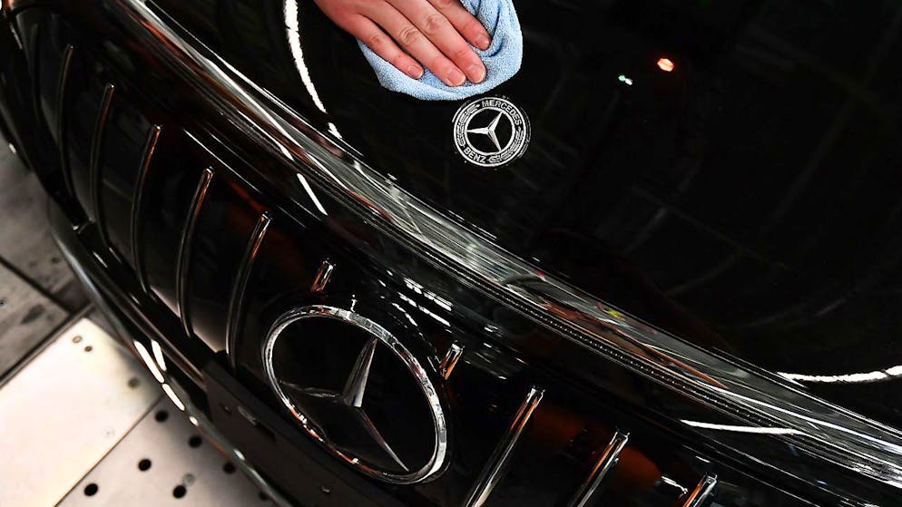 Der deutsche Autobauer Mercedes-Benz hat im zurückliegenden Jahr deutlich mehr verdient. (Symbolbild)