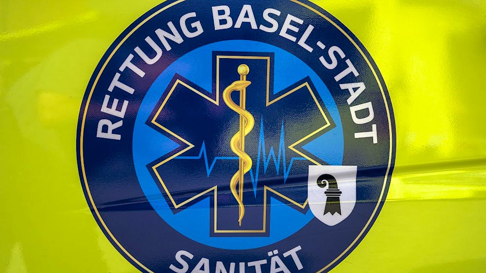 Die Sanität Rettung Basel behandelte den von vier Unbekannten angegriffenen und verletzten Mann. (Symbolbild)