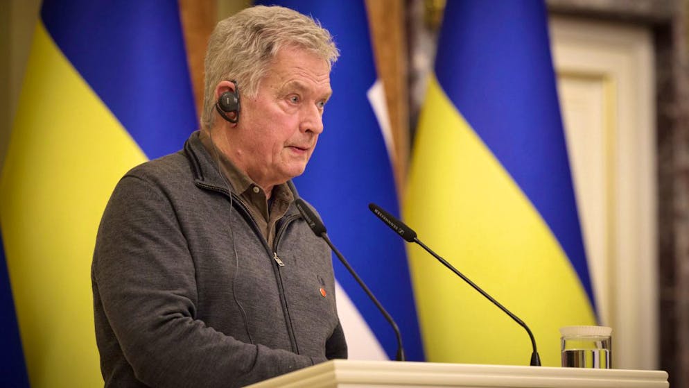 HANDOUT - Sauli Niinistö bei einem Besuch in Kiew Ende Januar. Finnland unterstütze die Ukraine weiter in ihrem Abwehrkampf gegen die russische Invasion, so der Staatspräsident. Foto: Uncredited/Ukrainian Presidential Press Office/AP/dpa - ACHTUNG: Nur zur redaktionellen Verwendung im Zusammenhang mit der aktuellen Berichterstattung und nur mit vollständiger Nennung des vorstehenden Credits
