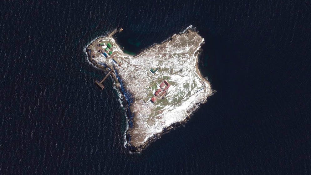 Chronik des Kriegsausbruchs: Der 24. Februar 2022 in Bildern. <strong>21:55 Uhr</strong> – Die Kommunikation mit 80 Verteidigern auf Snake Island geht verloren. Sie sind wahrscheinlich gefangen genommen worden. Nach russischem Beschuss wurde die Infrastruktur auf der Insel zerstört.