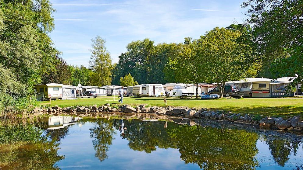 Der TCS Campingplatz Fanel am Neuenburgersee ist seit Jahren ein Zankapfel. Nun soll er definitiv verschwinden. (Archivbild)