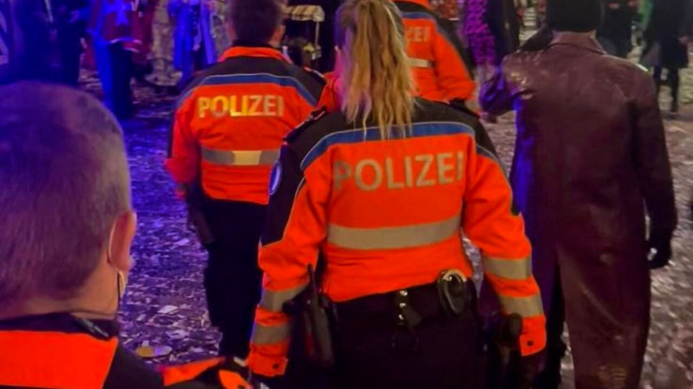 Die Luzerner Polizei patrouilliert durch die fasnächtliche Luzerner Altstadt.