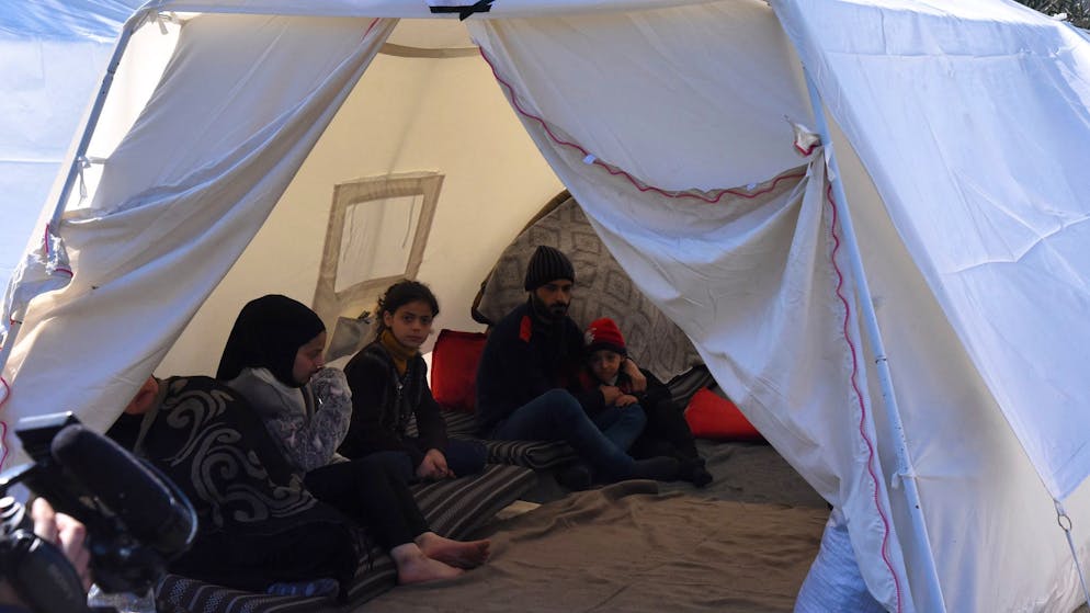 Mehr als 46.000 Tote – viele Schulen in Syrien zerstört - Gallery. Eine Familie sitzt in einem Zelt in Aleppo, nachdem das verheerende ihr Haus zerstört hat.