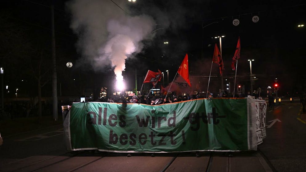Unbewilligte Demo. Hunderte protestieren gegen Wohnungsnot in Zürich