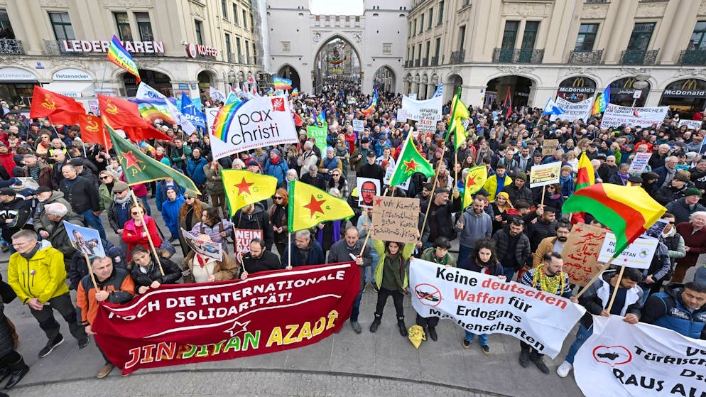 Demonstranten gegen die Münchner Sicherheitskonferenz haben sich am Stachus versammelt.