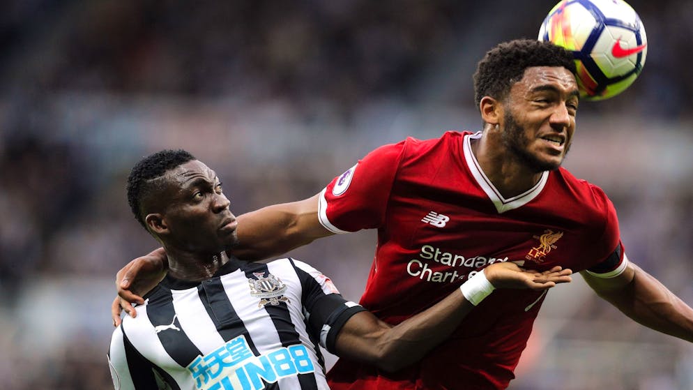 Mehr als 46.000 Tote – viele Schulen in Syrien zerstört - Gallery. Christian Atsu von Newcastle United (l) in Aktion gegen Joe Gomez von Liverpool. Atsus Leiche ist nach den Erdbeben in der Türkei unter Trümmern gefunden worden.
