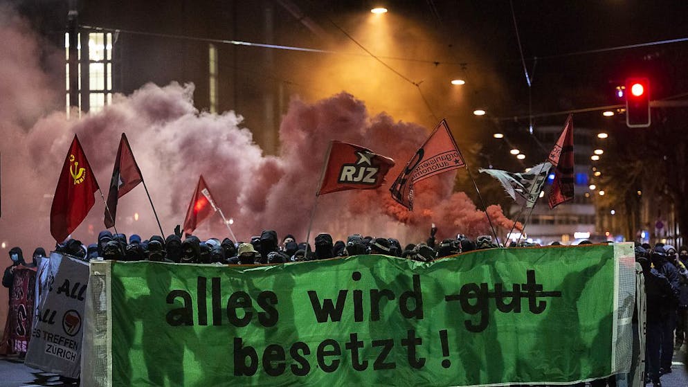 Demonstranten richten in Zürich grösseren Sachschaden an - Gallery. Hammer und Sichel waren präsent. Viele Teilnehmer waren vermummt.