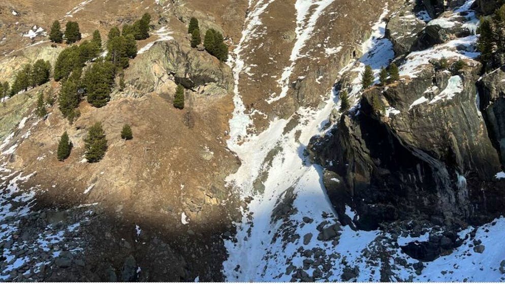 Eine Frau ist in diesem Gelände bei Zermatt 100 Meter in die Tiefe gestürzt. Sie starb noch vor Ort.