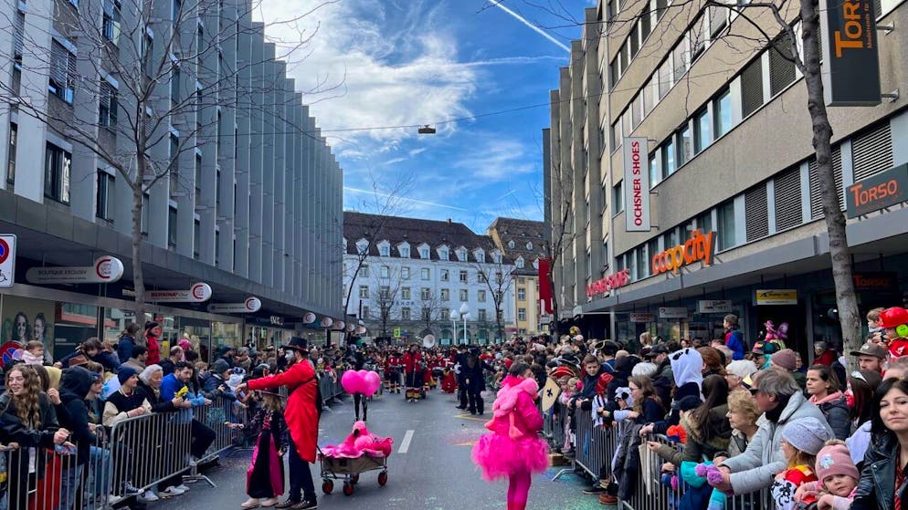 Buntes treiben entlang der Umzugsroute.