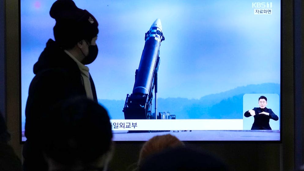 Eine Nachrichtensendung, die Archivaufnahmen eines Raketenstarts zeigen, wird auf einem Monitor im Bahnhof im südkoreanischen Seoul ausgestrahlt. Foto: Ahn Young-Joon/AP/dpa