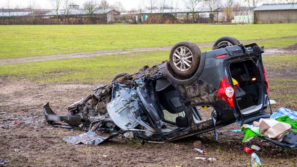 Der Kleintransporter ist bei dem Unfall in Valluhn fast völlig zerstört worden.