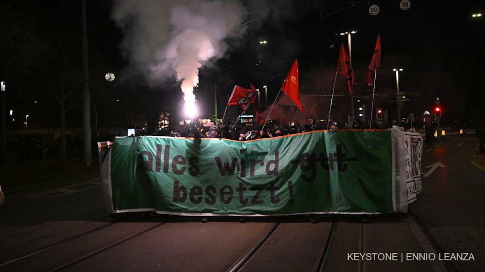 Demonstranten richten in Zürich grösseren Sachschaden an - Gallery. Bei der Demonstration gegen Wohnungsnot in der Stadt Zürich flogen auch Rauchpetarden.