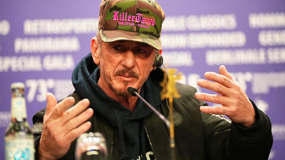 Schauspieler Sean Penn spricht bei der Pressekonferenz zum Film "Superpower" im Rahmen der Berlinale. Foto: Soeren Stache/dpa