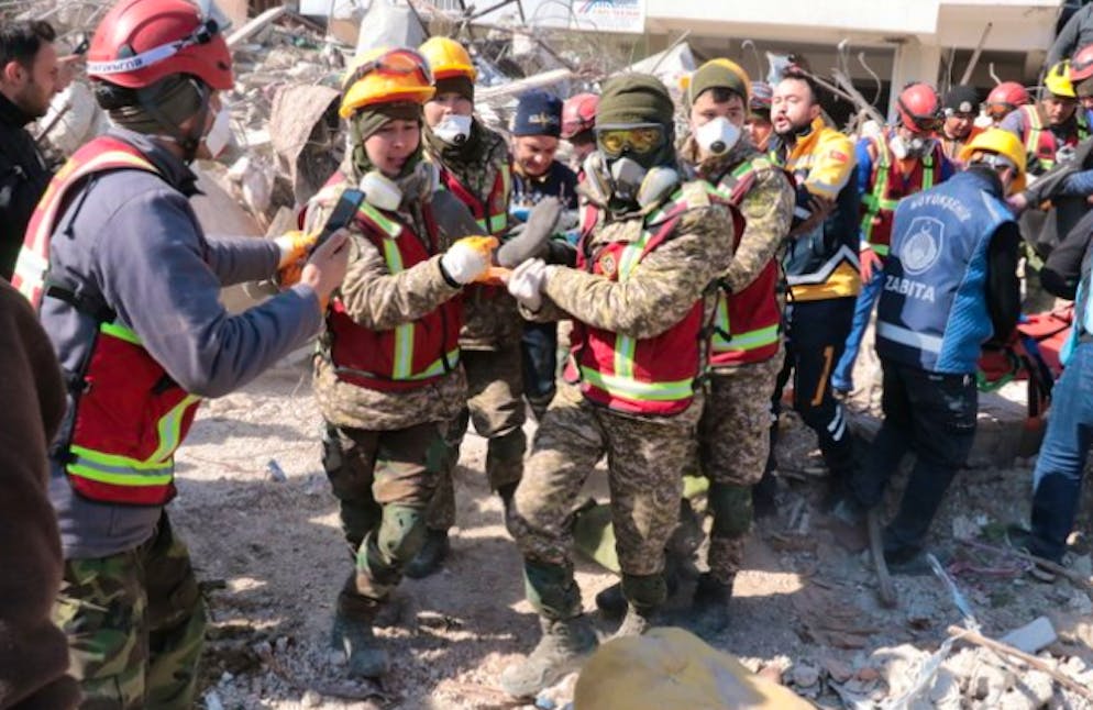 Rettungskräfte bergen drei Personen, die 296 Stunden verschüttet waren.
