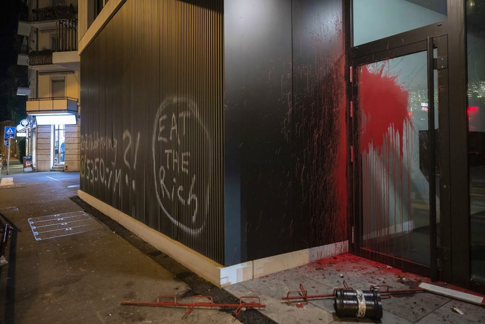 Sachbeschädigungen nach dem Umzug der Demonstranten gegen die genossenschaftliche Überbauung auf dem ehemalig besetzten Koch Areal in Zürich am 18. Februar 2023. 