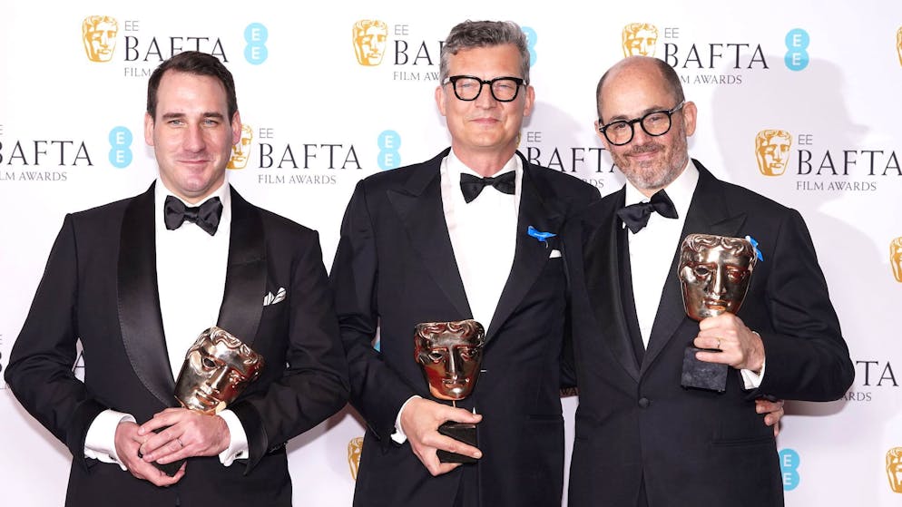 Bester Film: «Im Westen nichts Neues» räumt bei Baftas ab - Gallery. : Kameramann James Friend (l-r), Produzent Malte Grunert und Regisseur Edward Berger posieren mit ihren Bafta-Trophäen für «Im Westen nichts Neues» (v.l.n.r.).