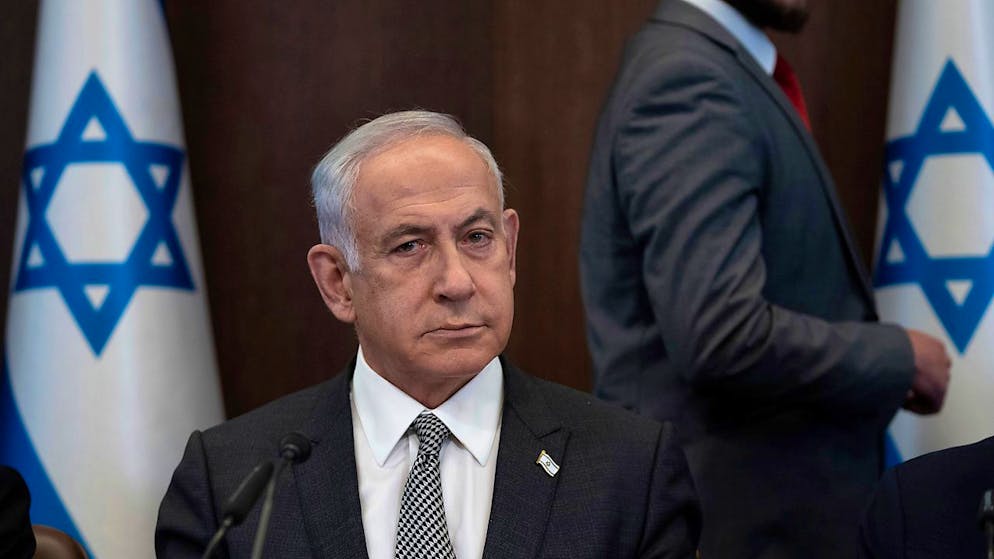 Benjamin Netanjahu (M), Ministerpräsident von Israel, spricht bei der wöchentlichen Kabinettssitzung. Foto: Ohad Zwigenberg/POOL AP/dpa