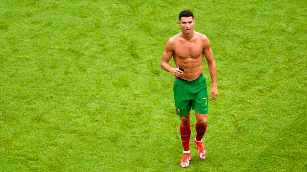 There is probably hardly a football player who likes to show off his six-pack as much as Cristiano Ronaldo.