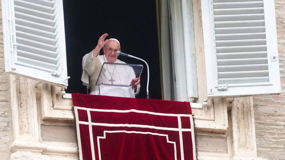 Papst Franziskus erteilt seinen Segen, während er das Angelus-Mittagsgebet an dem Fenster seines Studios mit Blick auf den Petersplatz spricht. Franziskus hat an die Opfer von Krieg und Naturkatastrophen erinnert. Foto: Gregorio Borgia/AP/dpa