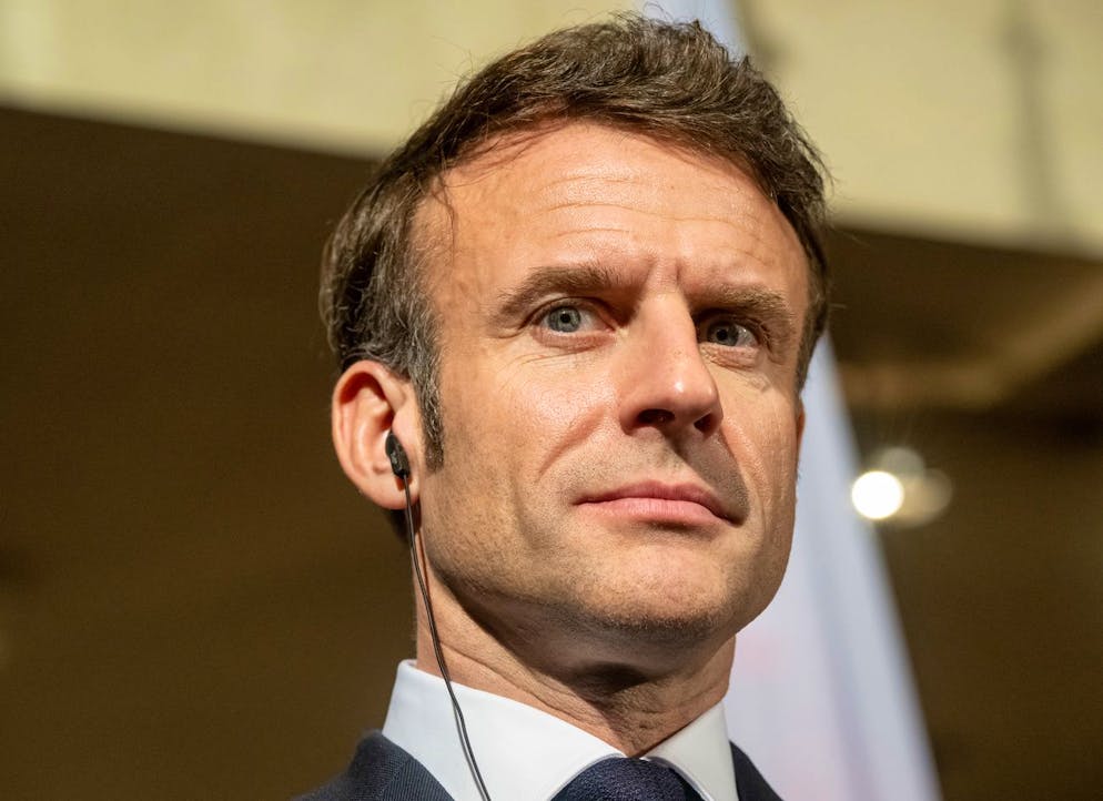Frankreichs Präsident Emmanuel Macron gibt am Rande der Sicherheitskonferenz am 18. Februar 2023 ein Pressestatement ab. 